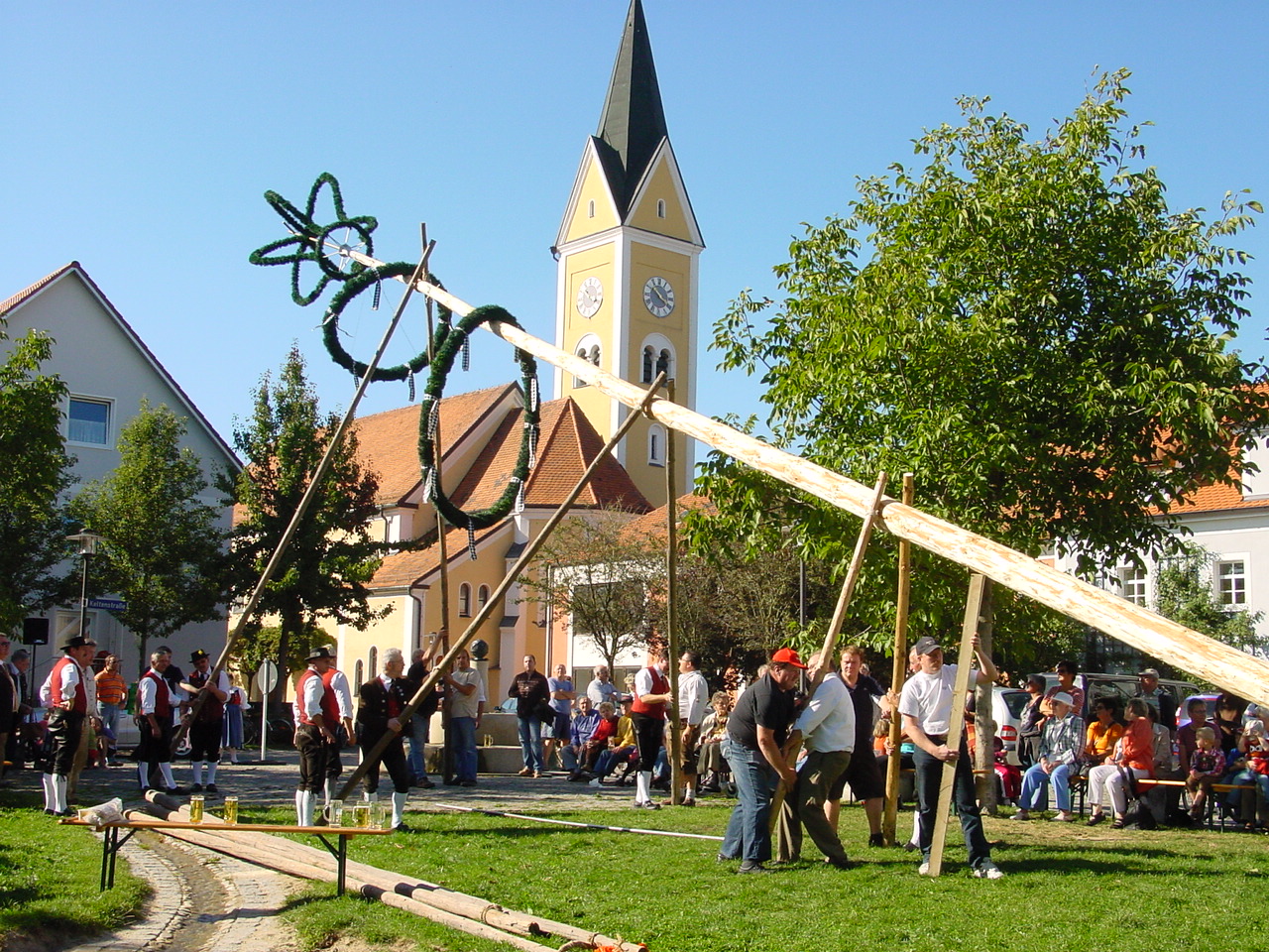 Kirtabaumaufstellen der Donautaler in Kareth