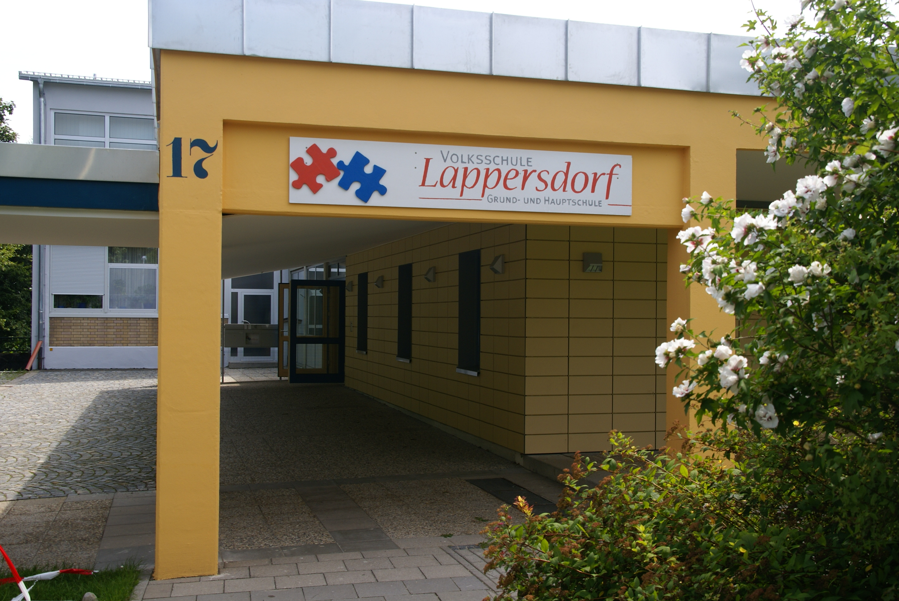 Mittelschule Lappersdorf 2008.JPG