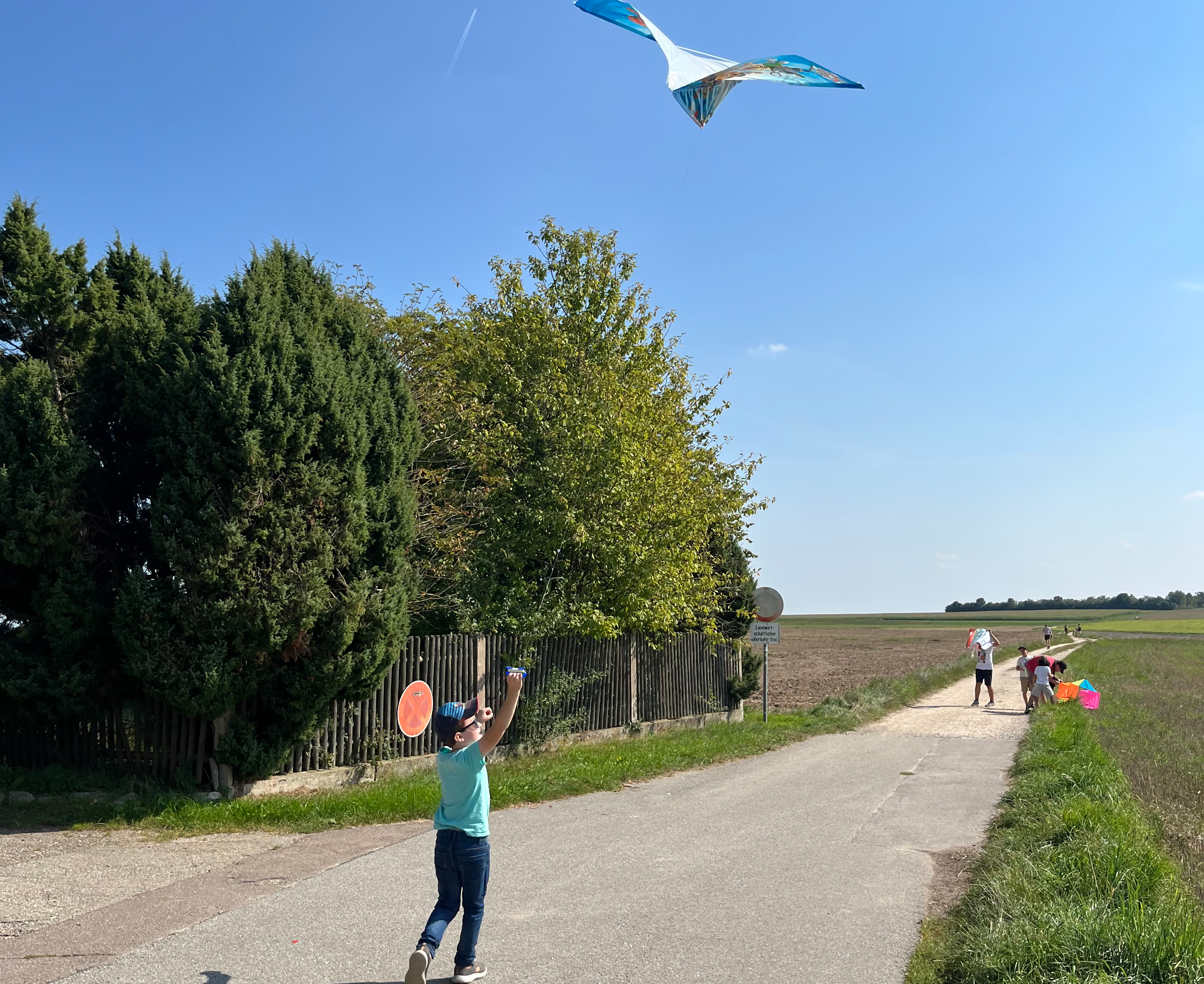 Kind mit einem fliegenden Drachen